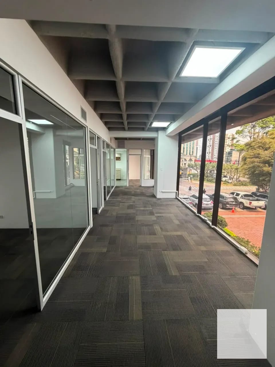 Oficina en Centro Gerencial Las Margaritas — Oficina en Alquiler en Zona 10, Guatemala, Ciudad — foto 3 de 10