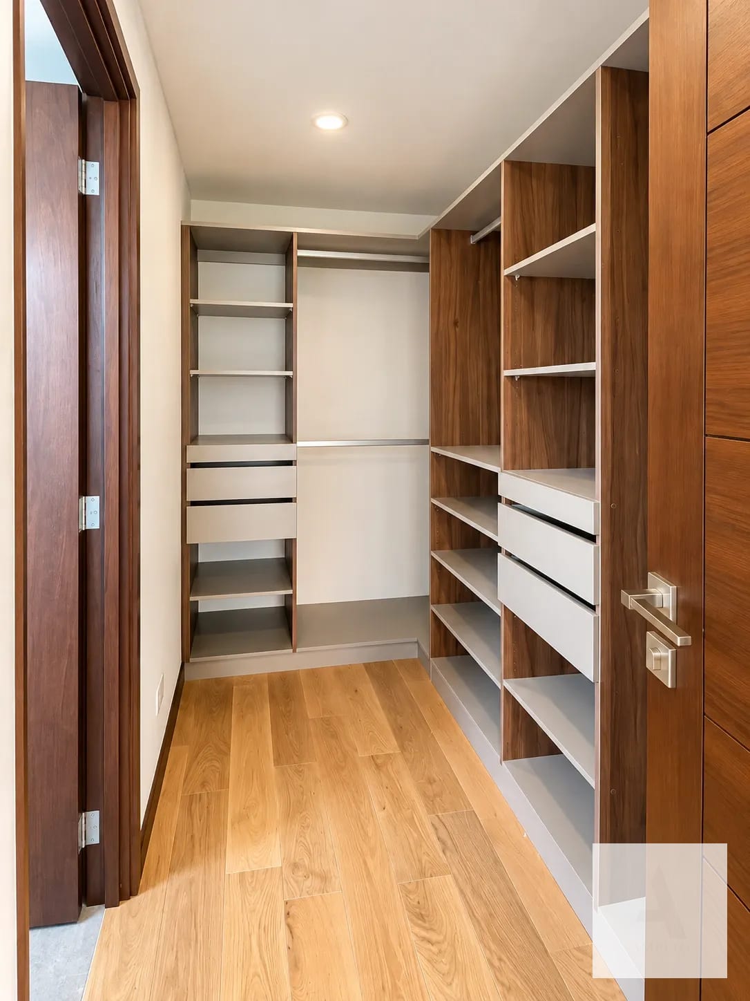 Walkin closet — Apartamento en renta | Reserva 5ta Avenida, Zona 14 | 3 habitaciones — Apartamento en Alquiler en Quinta Avenida, Zona 14, Guatemala, Ciudad — foto 11 de 15