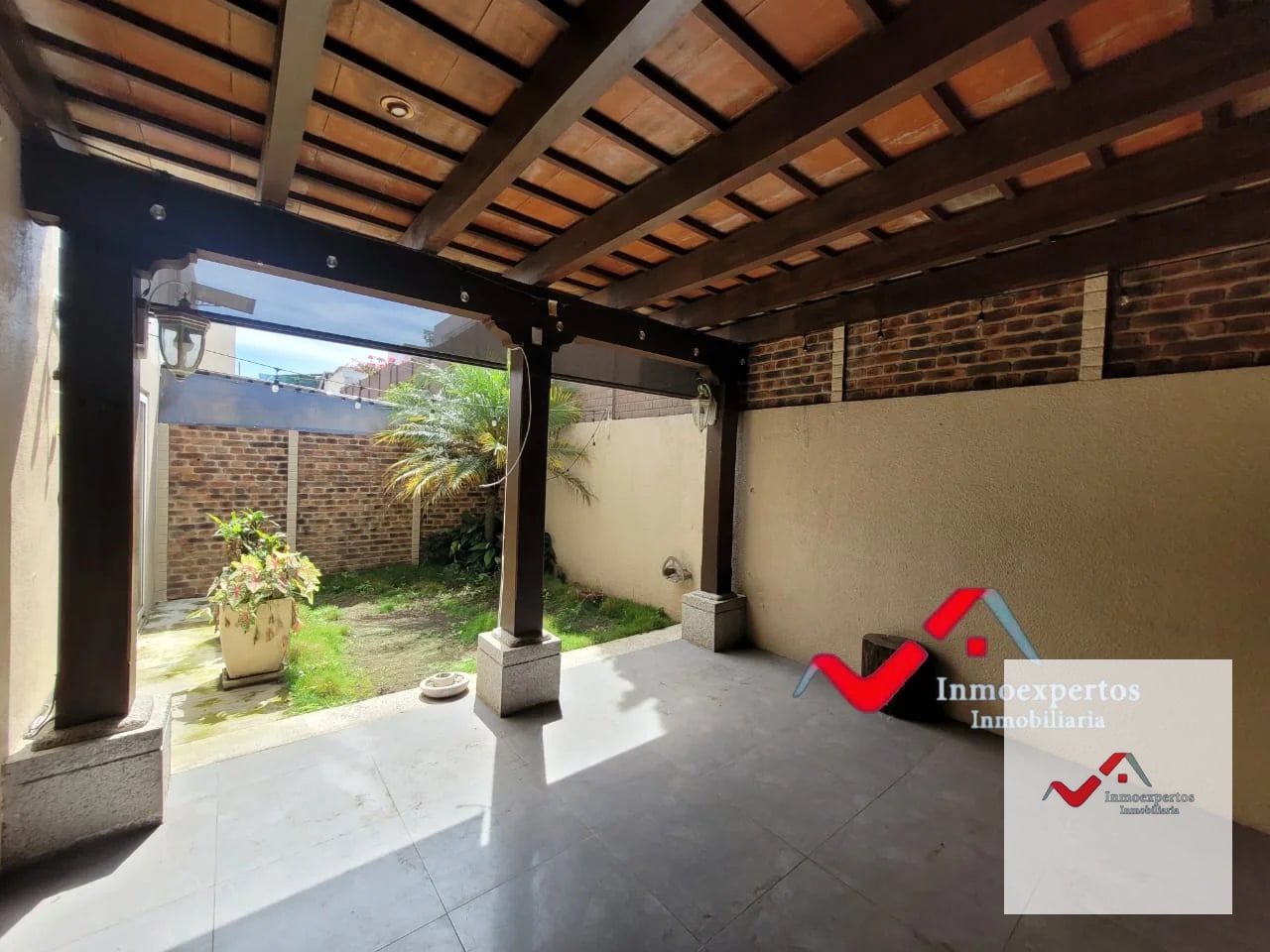 CASA EN RENTA EN PRADOS DE SAN CRISTOBAL, ZONA 8 DE MIXCO — Casa en Alquiler en Prados de San Cristóbal, Zona 8 Mixco, Guatemala, Ciudad — foto 1 de 15