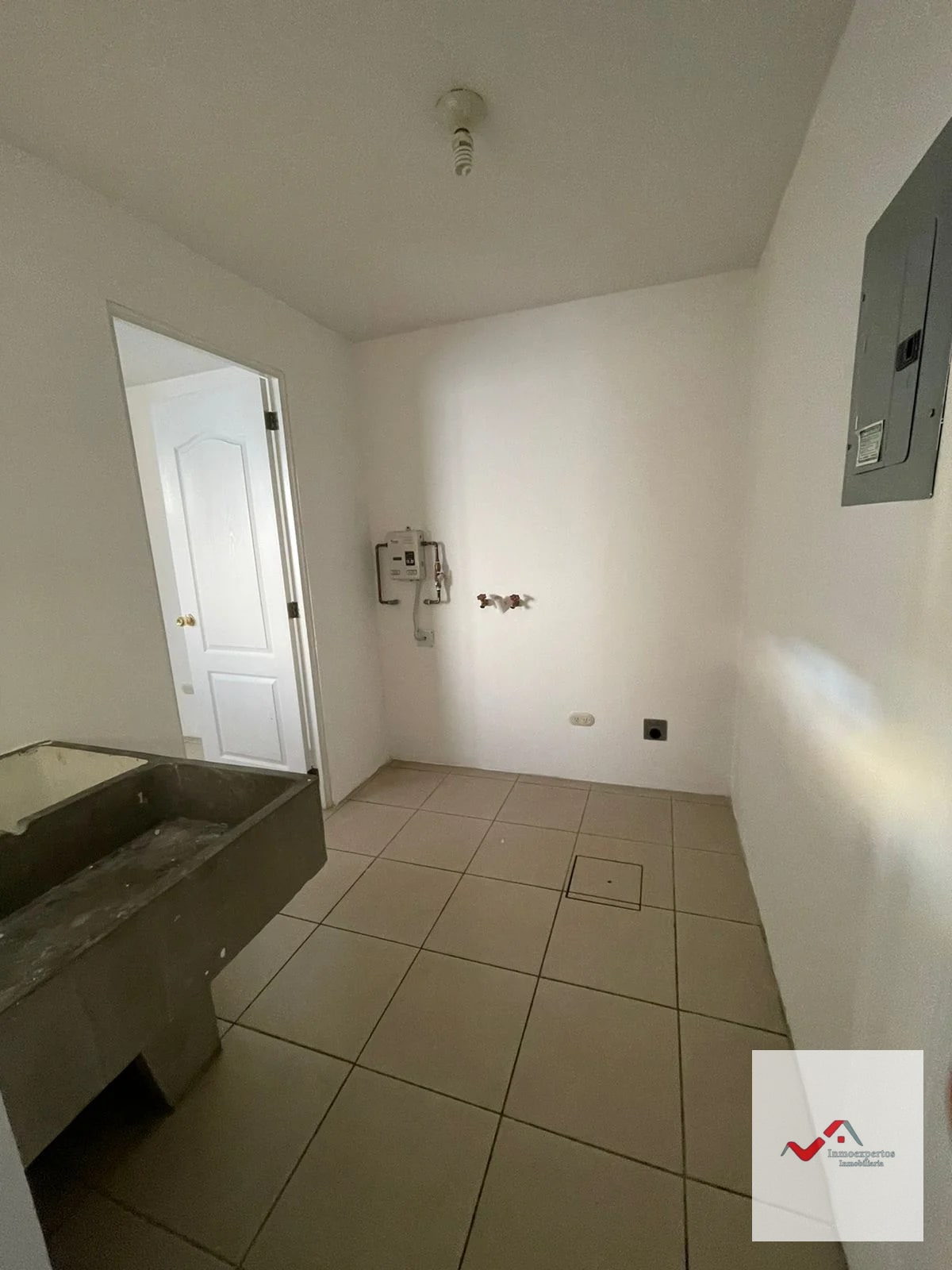 CASA EN VENTA EN CONDOMINIO BOSQUES DE SAN MARINO, ZONA 8 DE MIXCO — Casa en Venta en Zona 8 Mixco, Guatemala, Ciudad — foto 3 de 17