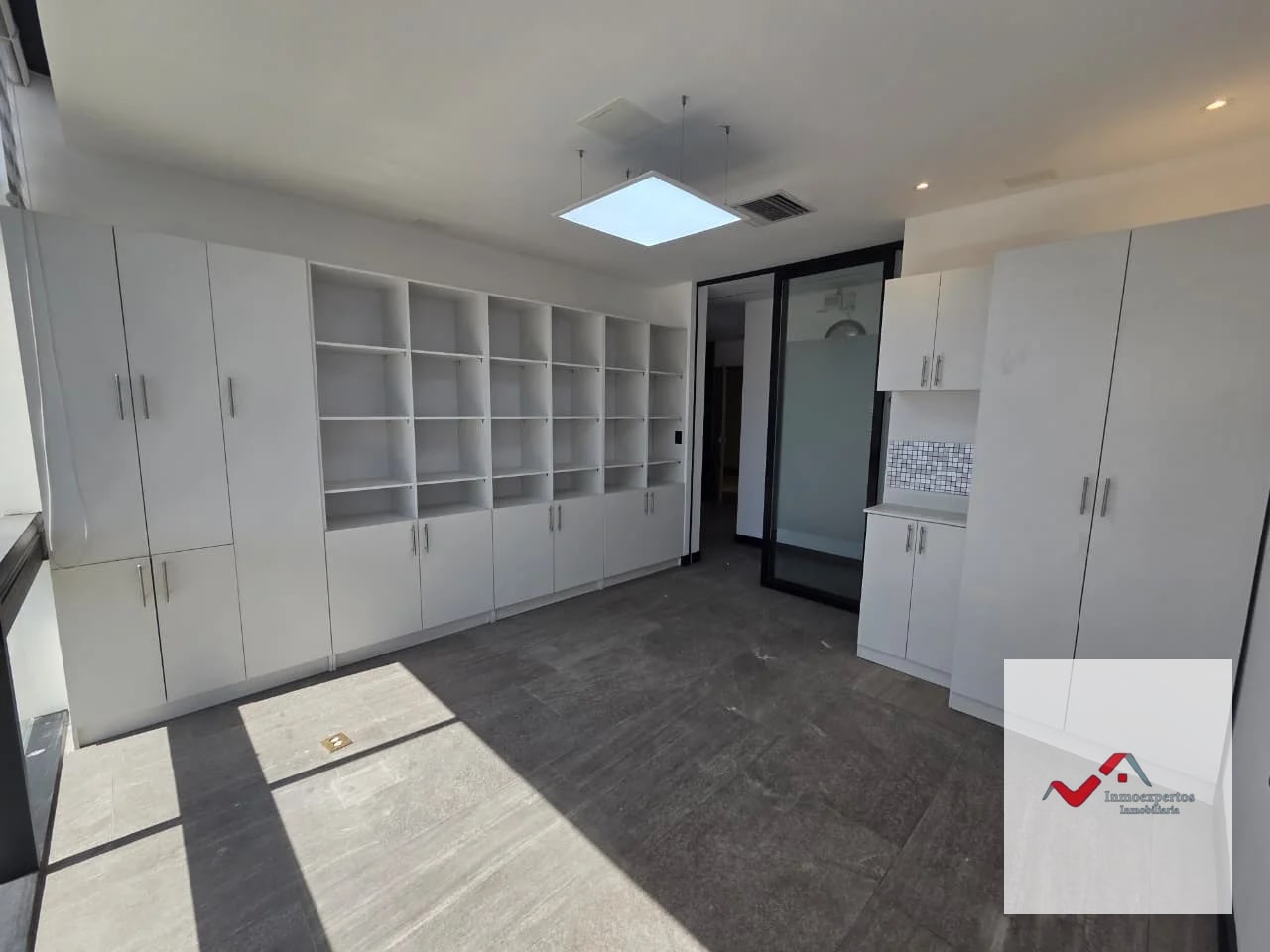 OFICINA EN RENTA RENOVATI ZONA 10 — Oficina en Alquiler en Renovati, Zona 10, Guatemala, Ciudad — foto 4 de 10