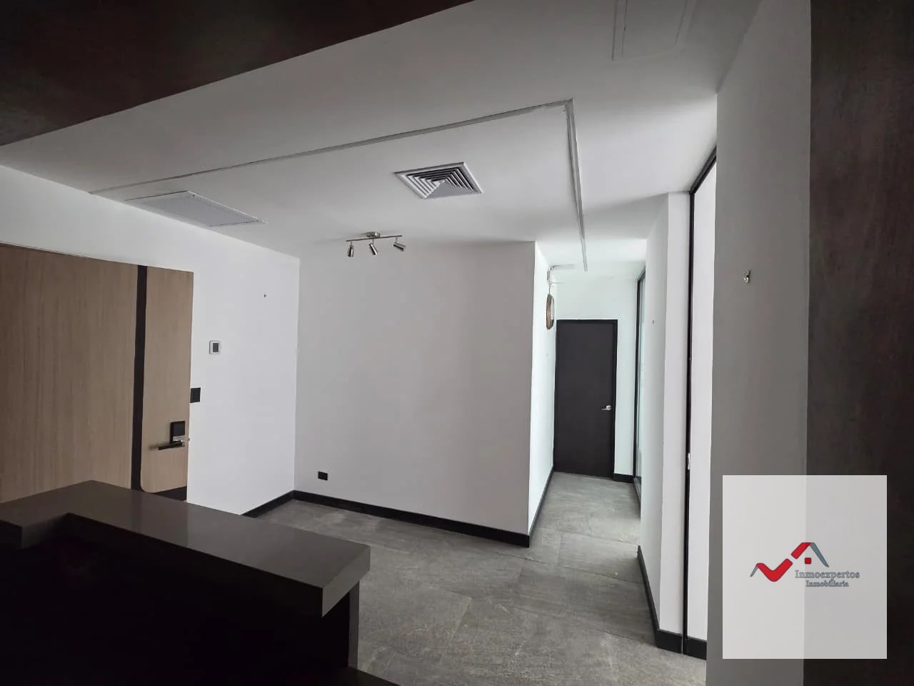 OFICINA EN RENTA RENOVATI ZONA 10 — Oficina en Alquiler en Renovati, Zona 10, Guatemala, Ciudad — foto 2 de 10