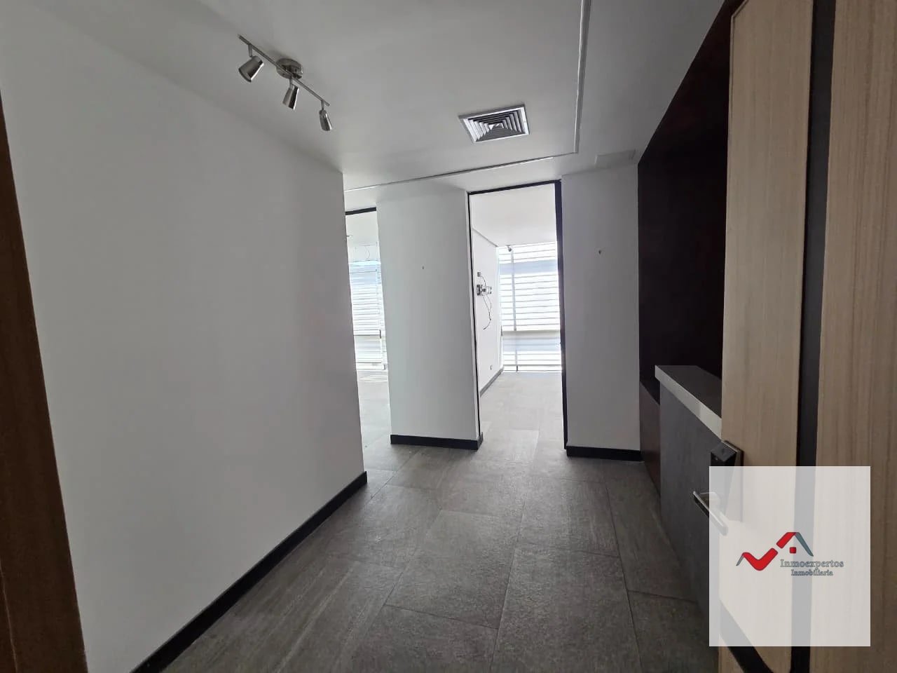 OFICINA EN RENTA RENOVATI ZONA 10 — Oficina en Alquiler en Renovati, Zona 10, Guatemala, Ciudad — foto 10 de 10