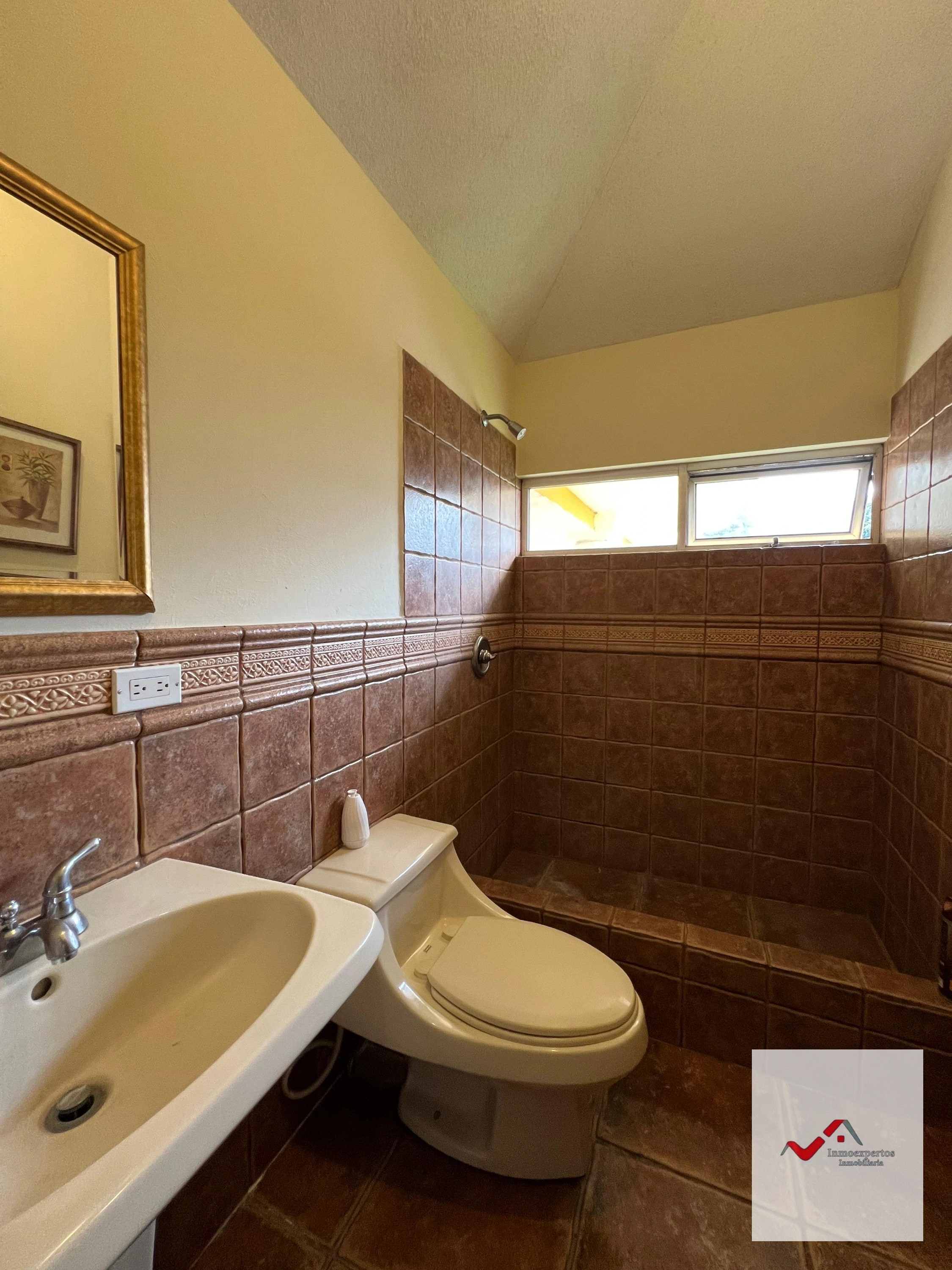 CASA EN VENTA SAN CRISTOBAL, ZONA 8 DE MIXCO RESIDENCIAL LOMA REAL — Casa en Venta en Loma Real, Zona 8 Mixco, Guatemala, Ciudad — foto 13 de 16