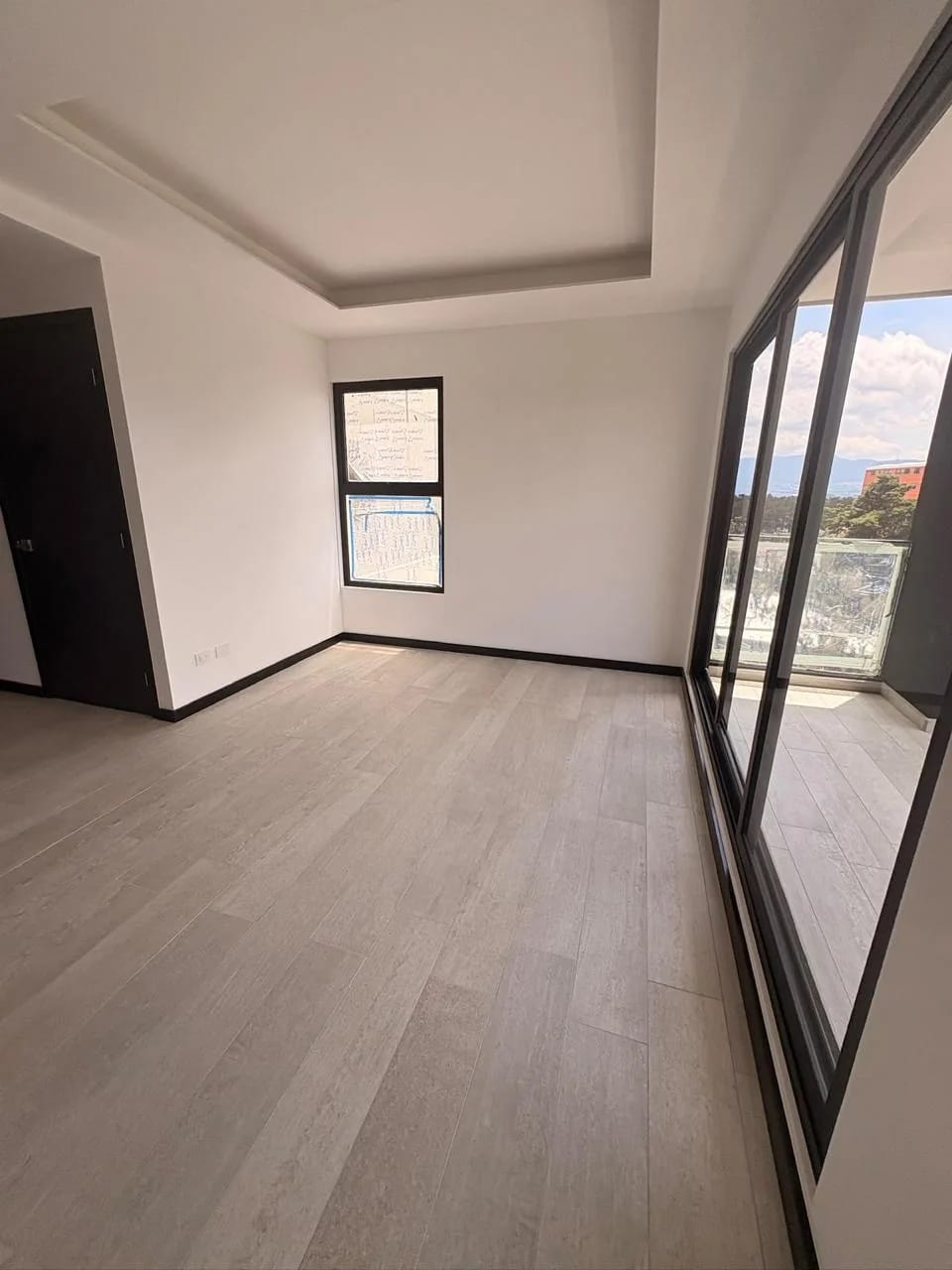 Sala — Amplio apartamento en VERDU ZONA 13, 99.96mtr2 Tres dormitorios — Apartamento en Venta en Verdú, Zona 13, Guatemala, Ciudad — foto 4 de 13