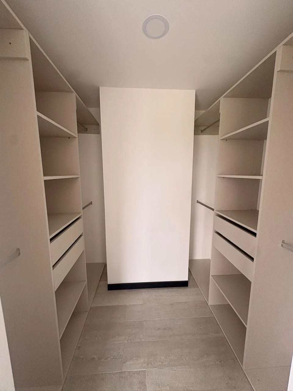 Dormitorio principal — Amplio apartamento en VERDU ZONA 13, 99.96mtr2 Tres dormitorios — Apartamento en Venta en Verdú, Zona 13, Guatemala, Ciudad — foto 9 de 13