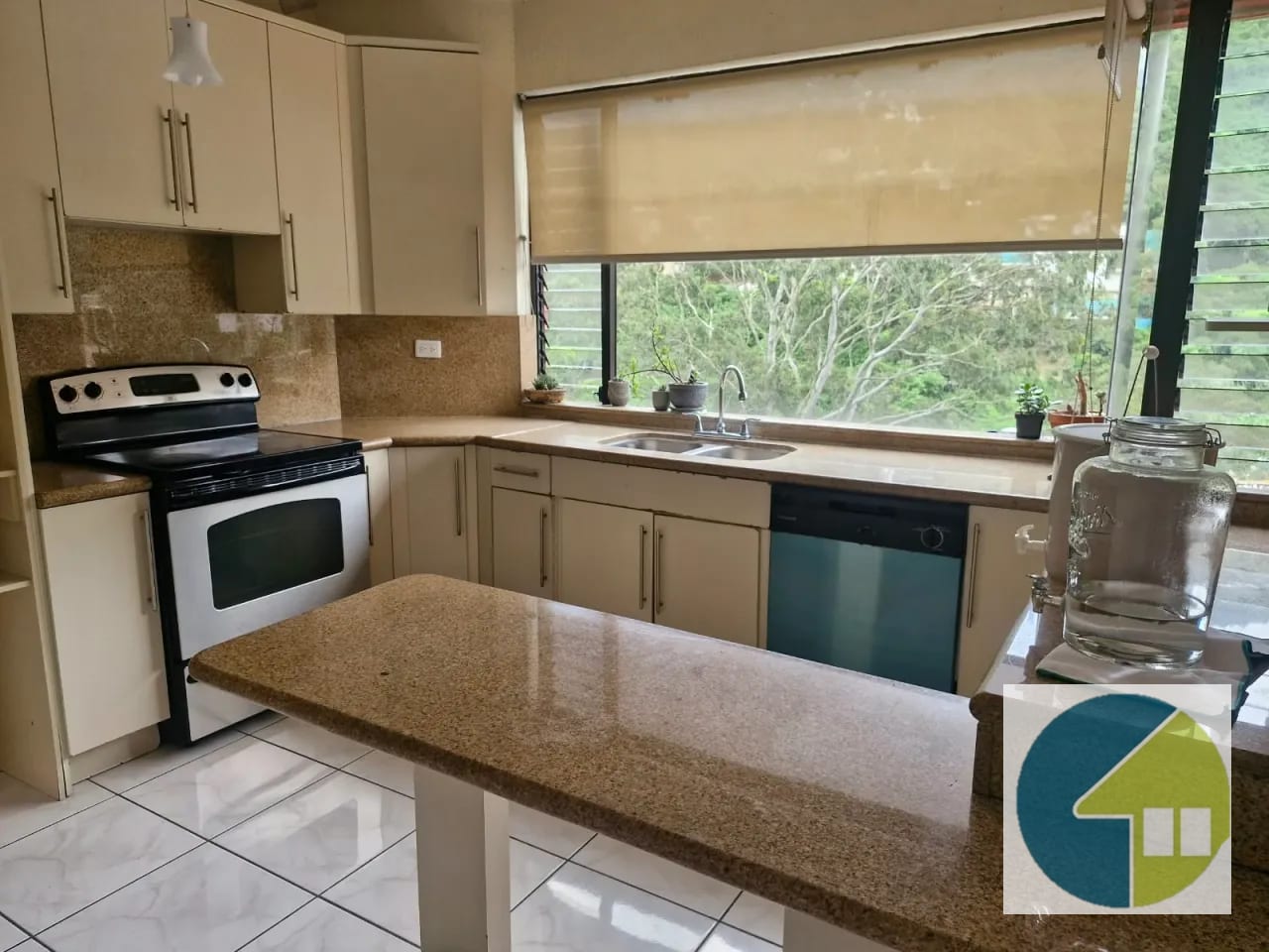 Cocina — 🏙️✨ ¡vive con Elegancia y Disfruta de Impresionantes Vistas en Lomas — Apartamento en Alquiler en Carretera a El Salvador, Guatemala, Ciudad — foto 9 de 13