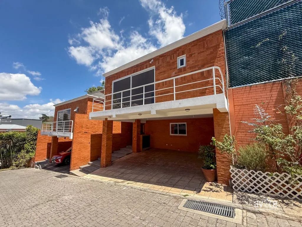 Casa dentro de Condominio, cerca de Cayala y URL Q3,500,000 más impuestos — Casa en Venta en Zona 16, Guatemala, Ciudad — foto 1 de 13