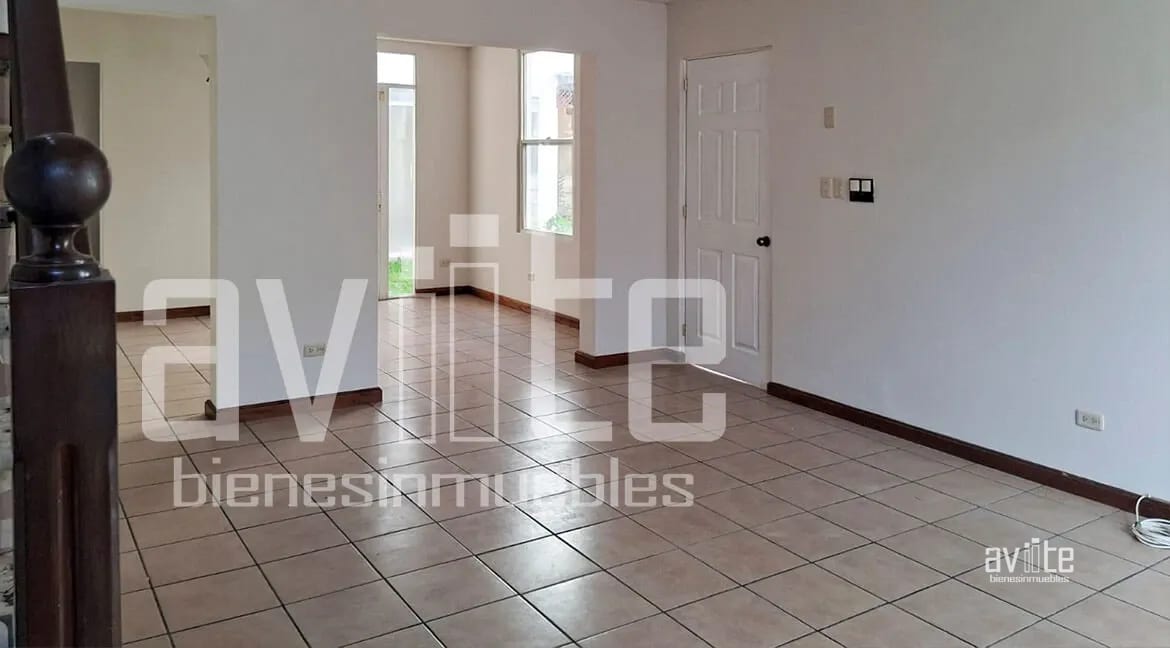 Condado Naranjo, Real Solana en venta. Lindo jardín, mucho espacio familiar — Casa en Venta en Condado Naranjo, Zona 4 Mixco, Guatemala, Ciudad — foto 2 de 11