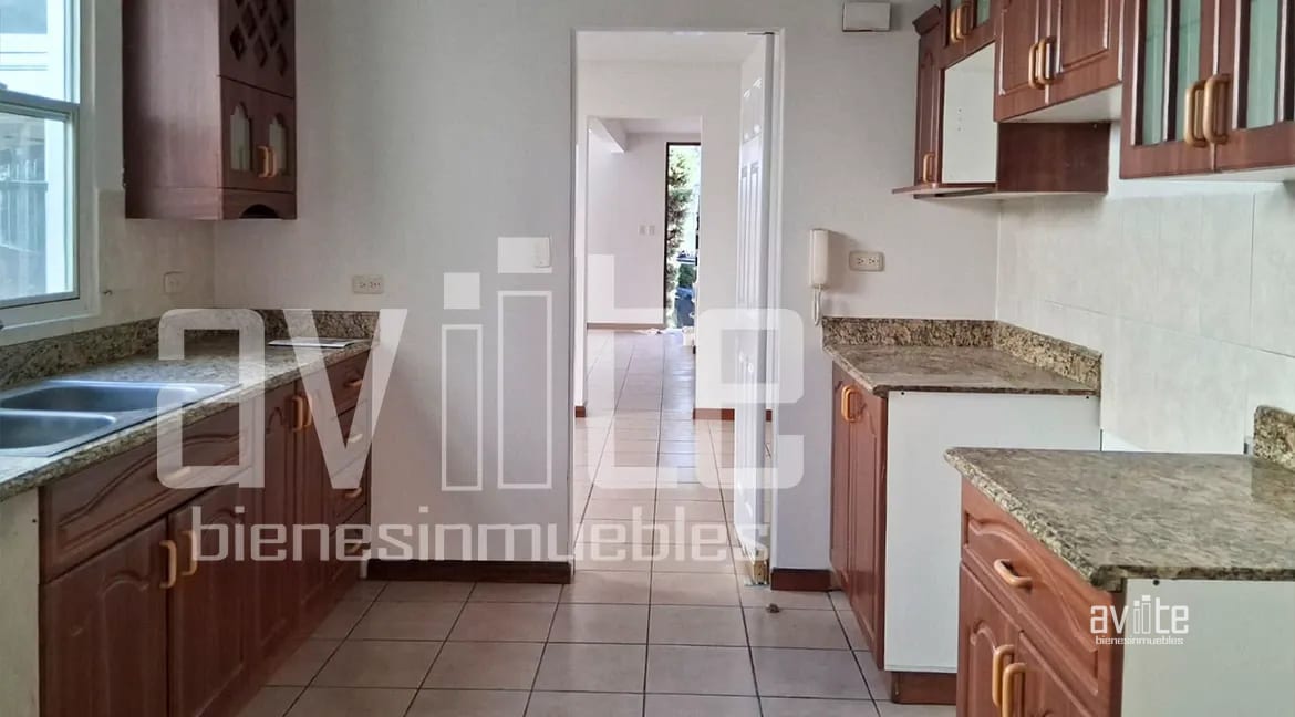 Condado Naranjo, Real Solana en venta. Lindo jardín, mucho espacio familiar — Casa en Venta en Condado Naranjo, Zona 4 Mixco, Guatemala, Ciudad — foto 4 de 11