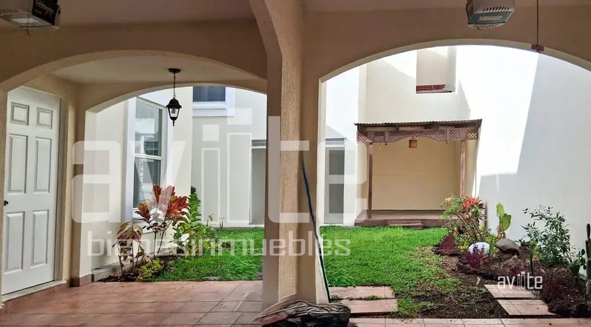 Condado Naranjo, Real Solana en venta. Lindo jardín, mucho espacio familiar — Casa en Venta en Condado Naranjo, Zona 4 Mixco, Guatemala, Ciudad — foto 9 de 11