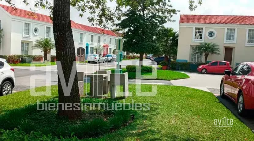 Condado Naranjo, Real Solana en venta. Lindo jardín, mucho espacio familiar — Casa en Venta en Condado Naranjo, Zona 4 Mixco, Guatemala, Ciudad — foto 10 de 11