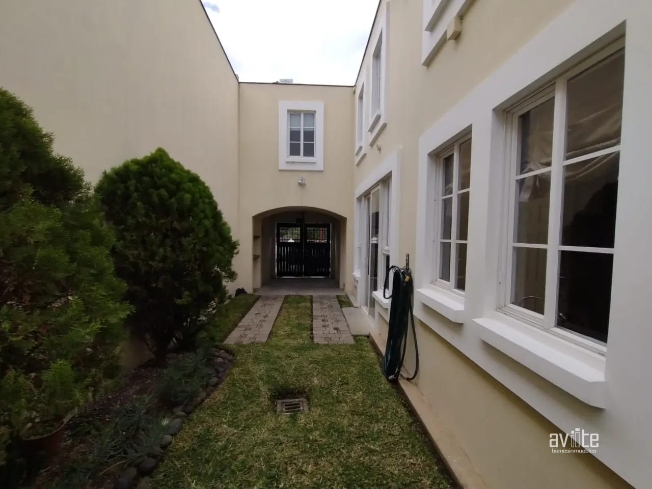 Condado Naranjo, casa Alambra en venta Q2,750,000 — Casa en Venta en Condado Naranjo, Zona 4 Mixco, Guatemala, Ciudad — foto 1 de 11