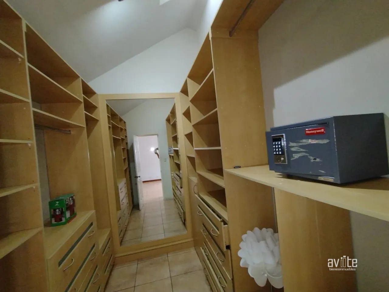 Condado Naranjo, casa Alambra en venta Q2,750,000 — Casa en Venta en Condado Naranjo, Zona 4 Mixco, Guatemala, Ciudad — foto 6 de 11