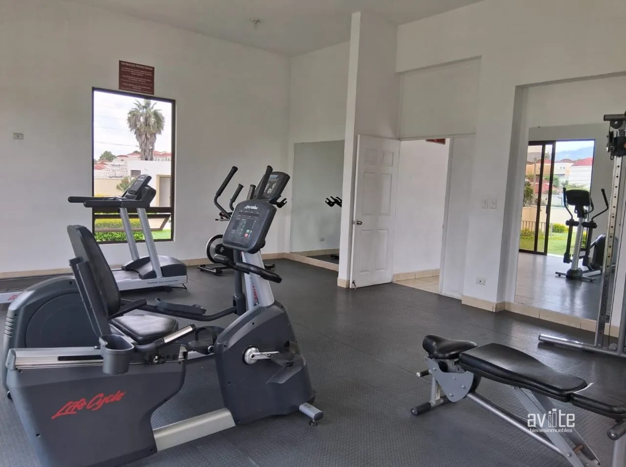 Vistas del Naranjo 1. Casa en venta, 3 niveles $300,000 más impues — Casa en Venta en Vistas del Naranjo, Zona 4 Mixco, Guatemala, Ciudad — foto 5 de 10