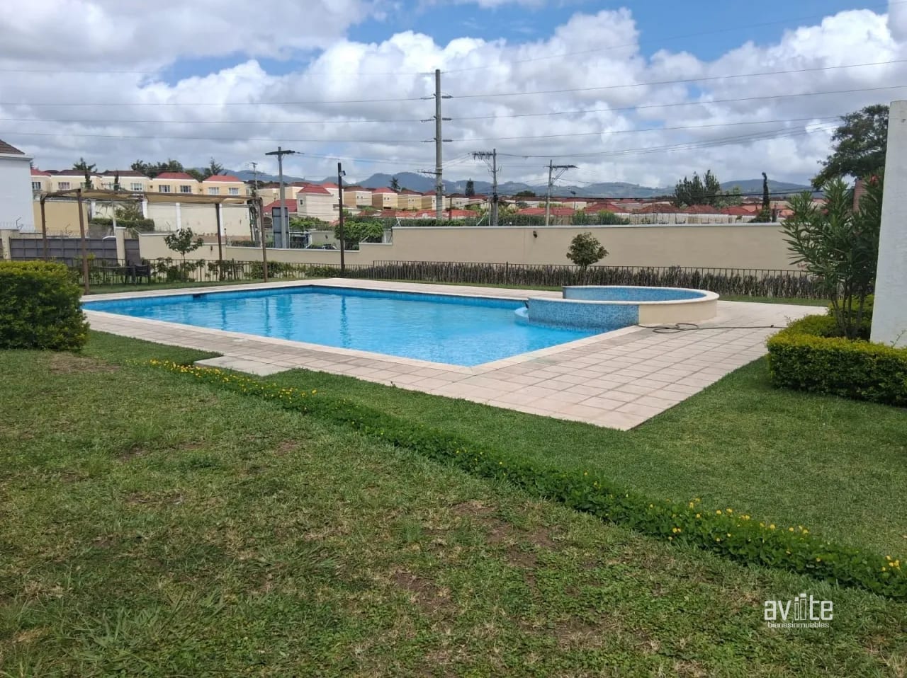 Vistas del Naranjo 1. Casa en venta, 3 niveles $300,000 más impues — Casa en Venta en Vistas del Naranjo, Zona 4 Mixco, Guatemala, Ciudad — foto 3 de 10