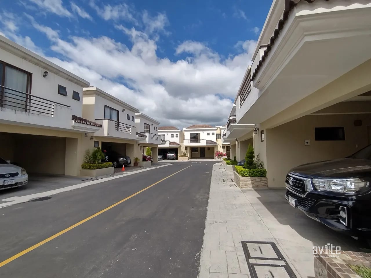 Vistas del Naranjo 1. Casa en venta, 3 niveles $300,000 más impues — Casa en Venta en Vistas del Naranjo, Zona 4 Mixco, Guatemala, Ciudad — foto 1 de 10