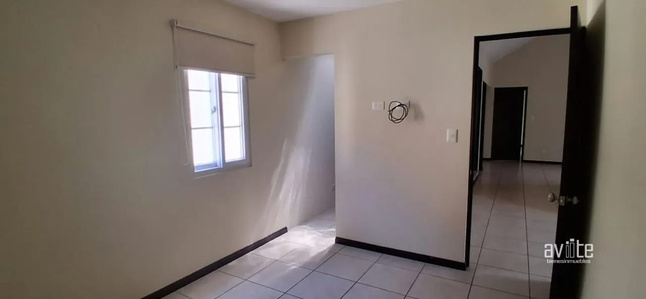 CONDADO NARANJO, jardín grande, dentro Alameda Norte, Q15,000 — Casa en Alquiler en Condado Naranjo, Zona 4 Mixco, Guatemala, Ciudad — foto 7 de 11