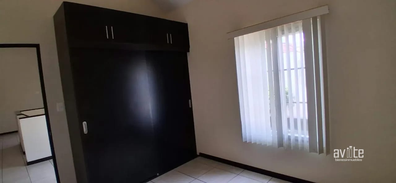 CONDADO NARANJO, jardín grande, dentro Alameda Norte, Q15,000 — Casa en Alquiler en Condado Naranjo, Zona 4 Mixco, Guatemala, Ciudad — foto 5 de 11