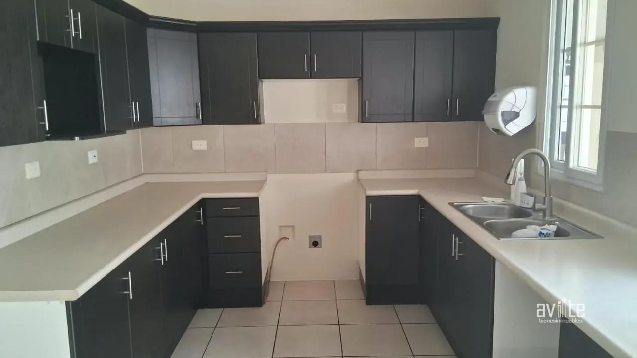 CONDADO NARANJO, jardín grande, dentro Alameda Norte, Q15,000 — Casa en Alquiler en Condado Naranjo, Zona 4 Mixco, Guatemala, Ciudad — foto 11 de 11