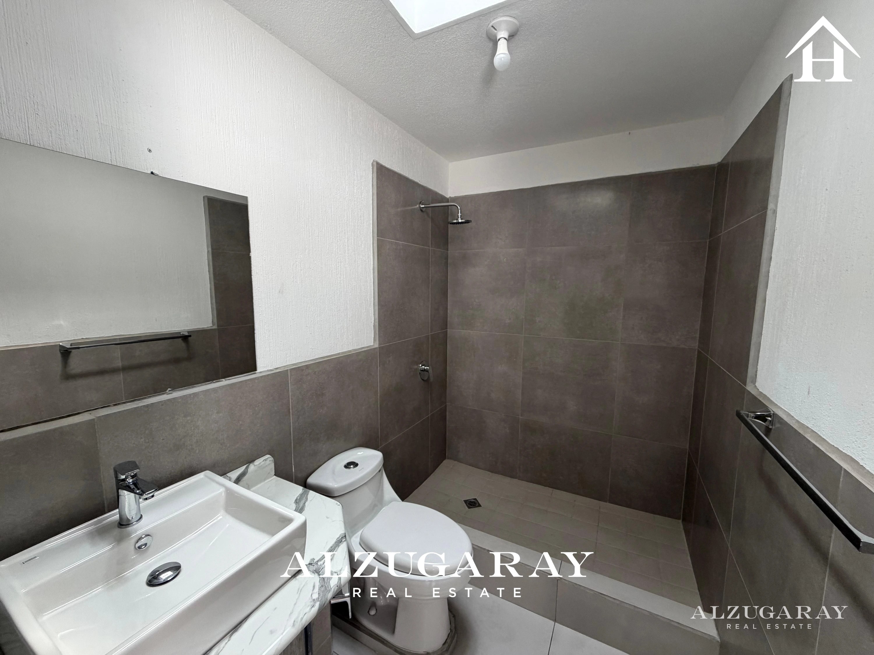 CASA REMODELADA EN CONDOMINIO - 3 HAB. AVENIDA HINCAPIE ZONA 13 — Casa en Alquiler en Zona 15, Guatemala, Ciudad — foto 9 de 12