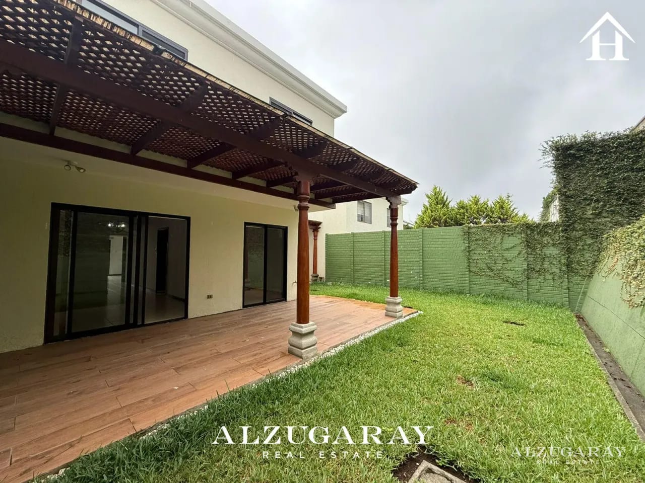CASA C/ JARDÍN Y PERGOLA Z.16- 3 HAB. / VISTAS DE SAN ISIDRO — Casa en Venta en Vistas de San Isidro, Zona 16, Guatemala, Ciudad — foto 1 de 12
