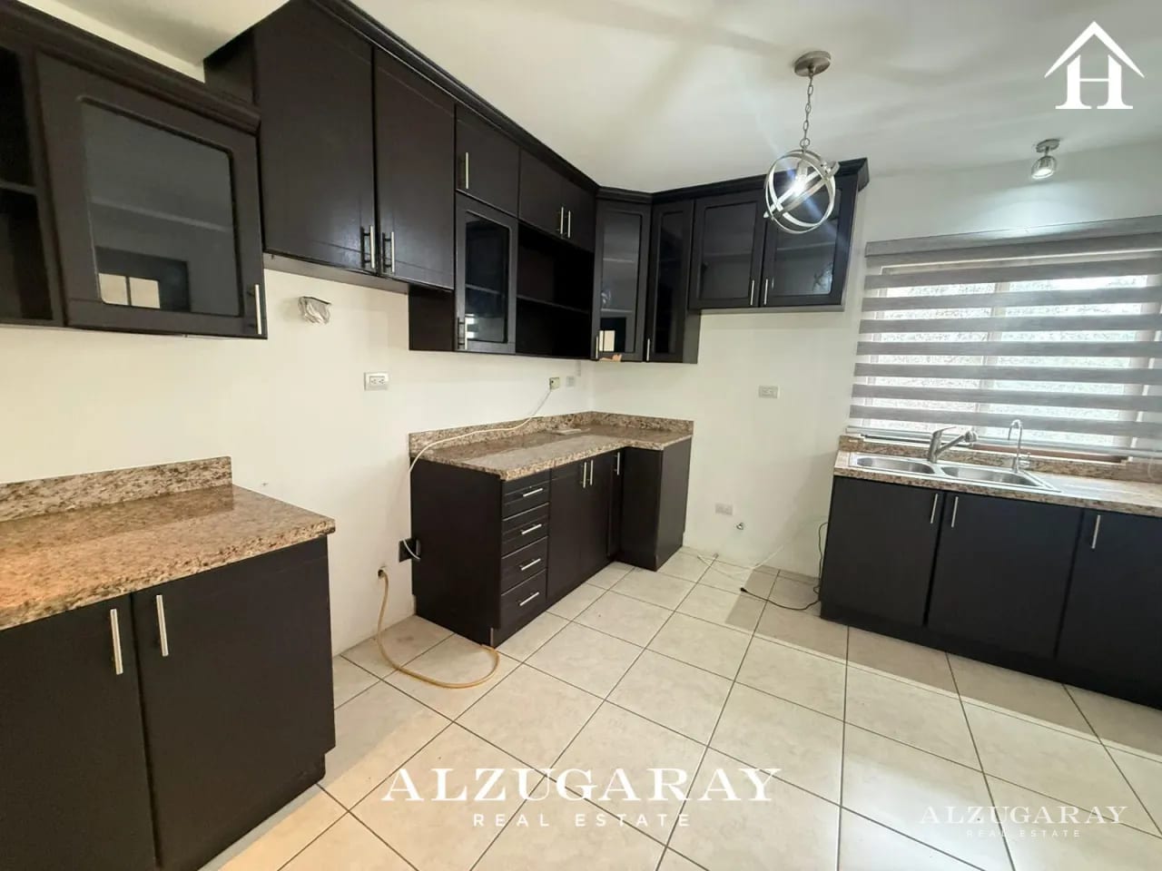 CASA C/ JARDÍN Y PERGOLA Z.16- 3 HAB. / VISTAS DE SAN ISIDRO — Casa en Venta en Vistas de San Isidro, Zona 16, Guatemala, Ciudad — foto 4 de 12
