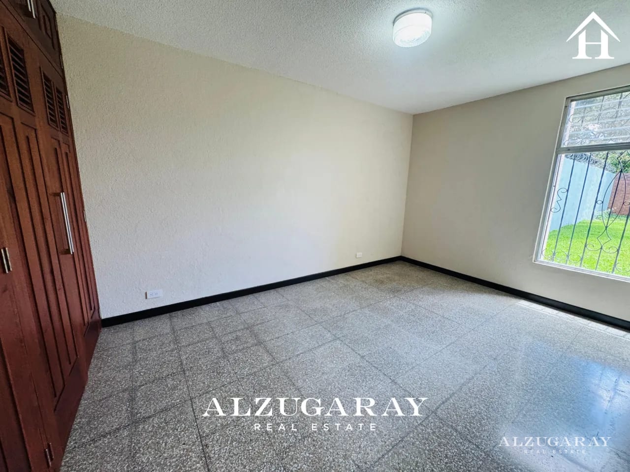 CASA CON AMPLIO JARDIN -5 HAB. / CONDOMINIO Z. 15 — Casa en Venta en Zona 15, Guatemala, Ciudad — foto 8 de 14