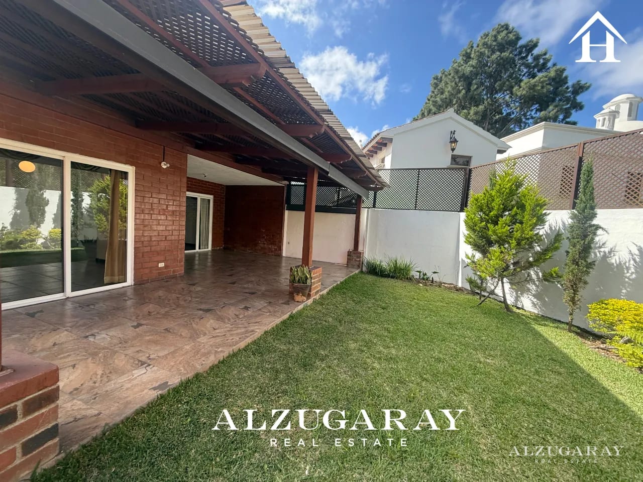 CASA AMPLIA CON JARDIN - 4 HAB. / EL PRADO ZONA 10 — Casa en Alquiler en Zona 10, Guatemala, Ciudad — foto 1 de 11