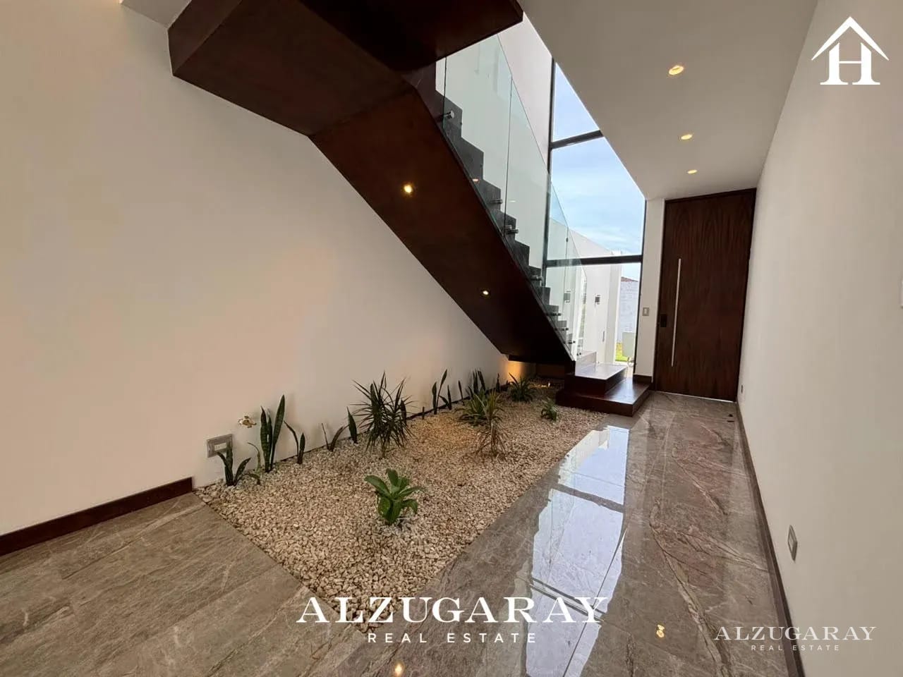 Casa Moderna para Estrenar - 5 Hab / Carr. Sta Elena Barillas — Casa en Venta en Santa Elena Barillas, Guatemala, Ciudad — foto 4 de 12