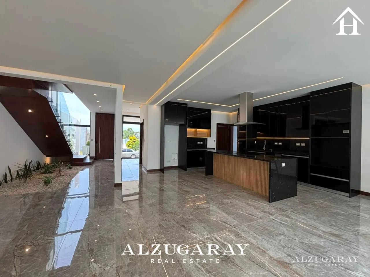 Casa Moderna para Estrenar - 5 Hab / Carr. Sta Elena Barillas — Casa en Venta en Santa Elena Barillas, Guatemala, Ciudad — foto 2 de 12