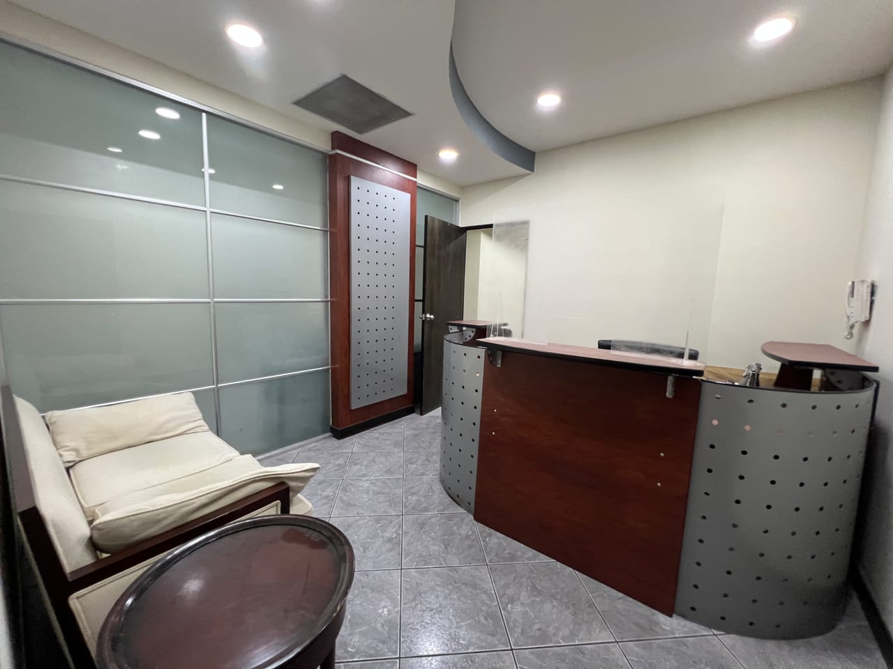 OFICINA VENTA EUROPLAZA ZONA 14 , 165 MTS2, 5 ESPACIOS TABICADOS, 2 BAÑOS , 2 PARQUEOS $275,000 — Oficina en Venta en Zona 14, Guatemala, Ciudad — foto 1 de 7