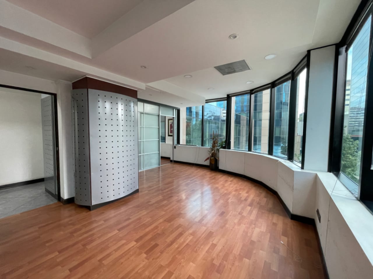 OFICINA VENTA EUROPLAZA ZONA 14 , 165 MTS2, 5 ESPACIOS TABICADOS, 2 BAÑOS , 2 PARQUEOS $275,000 — Oficina en Venta en Zona 14, Guatemala, Ciudad — foto 6 de 7