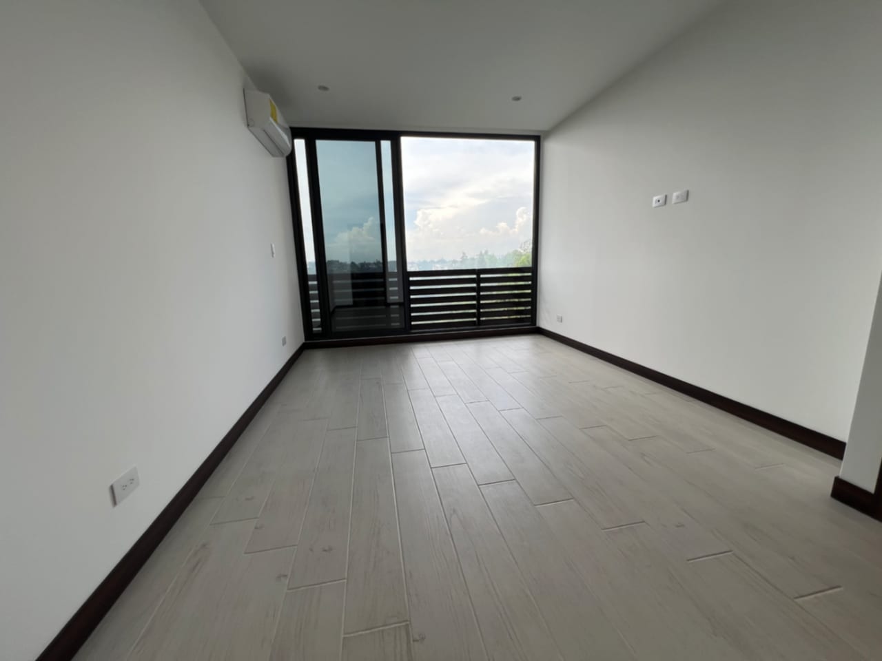 PENTHOUSE RENTA SPAZIO RESIDENCIAS, CON AIRE ACONDICIONADO ZONA 15, 135 MTS2 DE APTO + 96 MTS2 TERRAZA, 3 DORMITORIOS + DORM SERVICIO $4,580 + IVA — Apartamento en Venta en Zona 15, Guatemala, Ciudad — foto 4 de 7