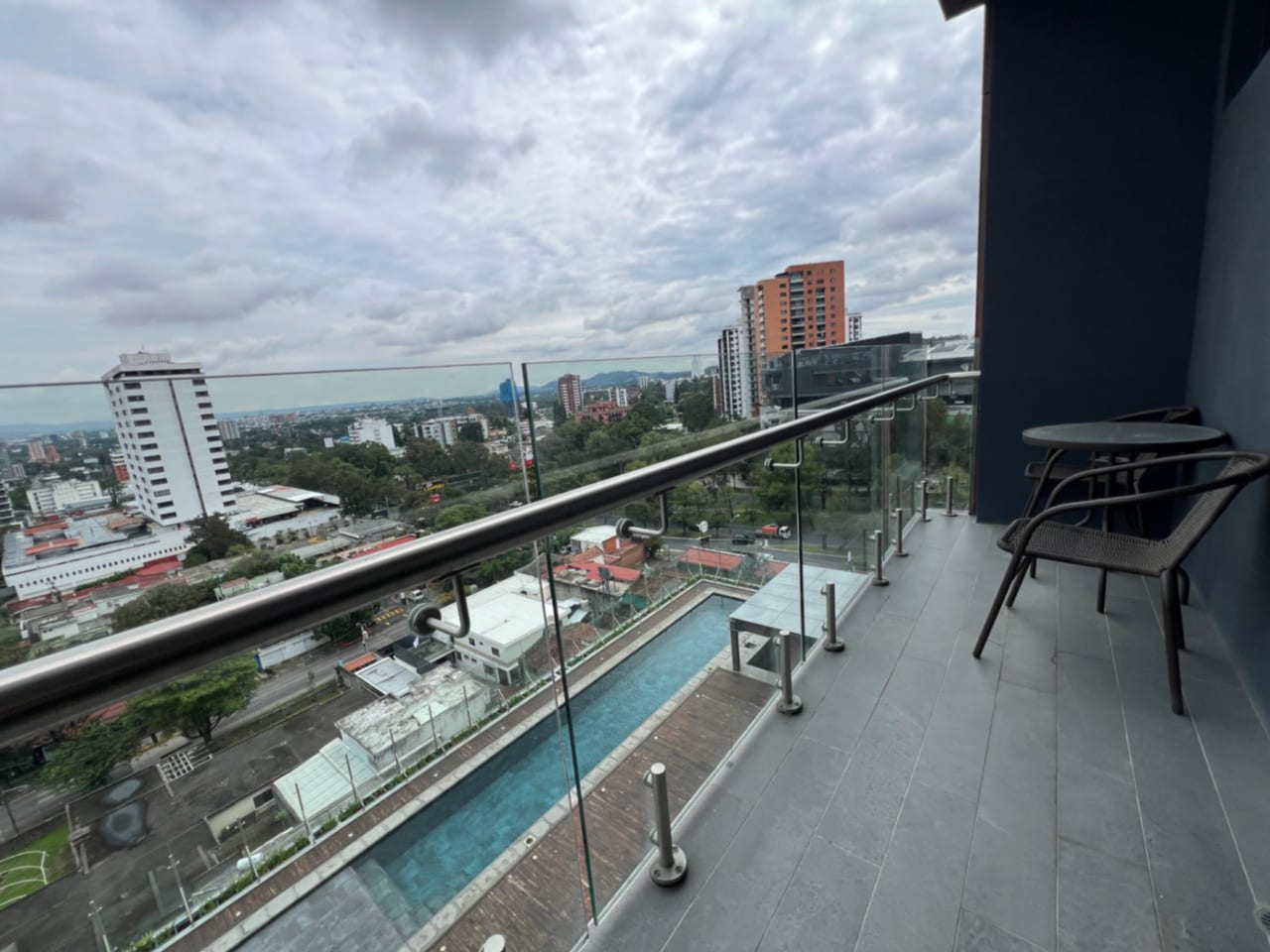 APARTAMENTO RENTA ZONA 15 VH 2, ESIFICIO VHISTA, 2 DORMITORIOS CADA UNO CON BAÑO 131 MTS2 CON VISTS ESPECTACULAR $1,700 — Apartamento en Alquiler en Vista Hermosa II, Zona 15, Guatemala, Ciudad — foto 1 de 10