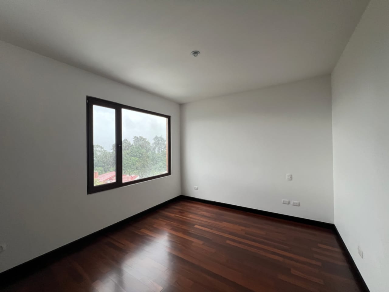 MUXBAL CASA VENTA DENTRO DE CONDOMINIO PRIVADO, 3 DORMITORIOS, SALÓN DE JUEGOS CON SALIDA A JARDÍN Y BAÑOS COMPLETOS, 365 MTS2, 2 PARQUEOS, 3 DIFERENTES ACCESOS, $580,000 DÓLARES — Casa en Venta en Muxbal, Guatemala, Ciudad — foto 4 de 14