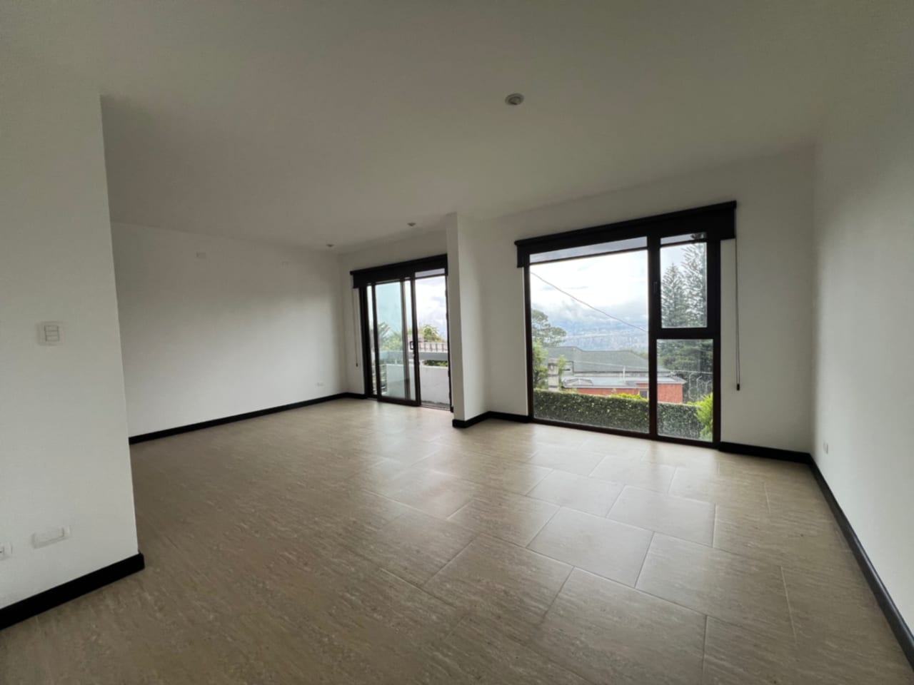 MUXBAL CASA VENTA DENTRO DE CONDOMINIO PRIVADO, 3 DORMITORIOS, SALÓN DE JUEGOS CON SALIDA A JARDÍN Y BAÑOS COMPLETOS, 365 MTS2, 2 PARQUEOS, 3 DIFERENTES ACCESOS, $580,000 DÓLARES — Casa en Venta en Muxbal, Guatemala, Ciudad — foto 2 de 14