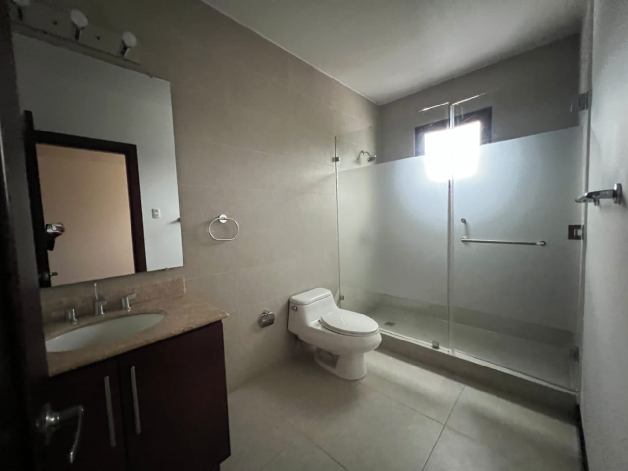 MUXBAL CASA VENTA DENTRO DE CONDOMINIO PRIVADO, 3 DORMITORIOS, SALÓN DE JUEGOS CON SALIDA A JARDÍN Y BAÑOS COMPLETOS, 365 MTS2, 2 PARQUEOS, 3 DIFERENTES ACCESOS, $580,000 DÓLARES — Casa en Venta en Muxbal, Guatemala, Ciudad — foto 5 de 14