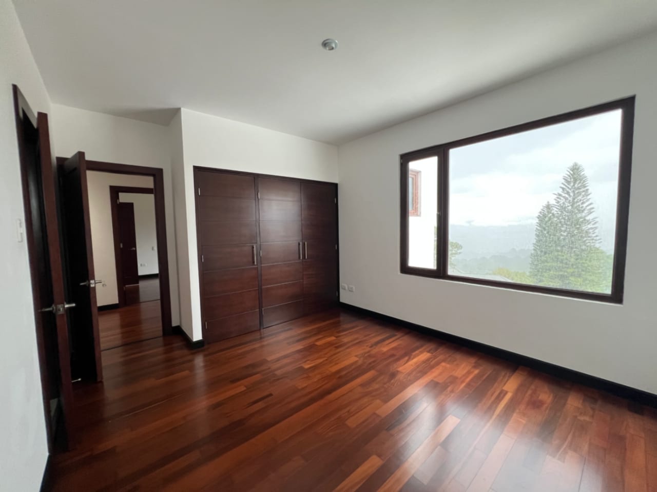 MUXBAL CASA VENTA DENTRO DE CONDOMINIO PRIVADO, 3 DORMITORIOS, SALÓN DE JUEGOS CON SALIDA A JARDÍN Y BAÑOS COMPLETOS, 365 MTS2, 2 PARQUEOS, 3 DIFERENTES ACCESOS, $580,000 DÓLARES — Casa en Venta en Muxbal, Guatemala, Ciudad — foto 6 de 14