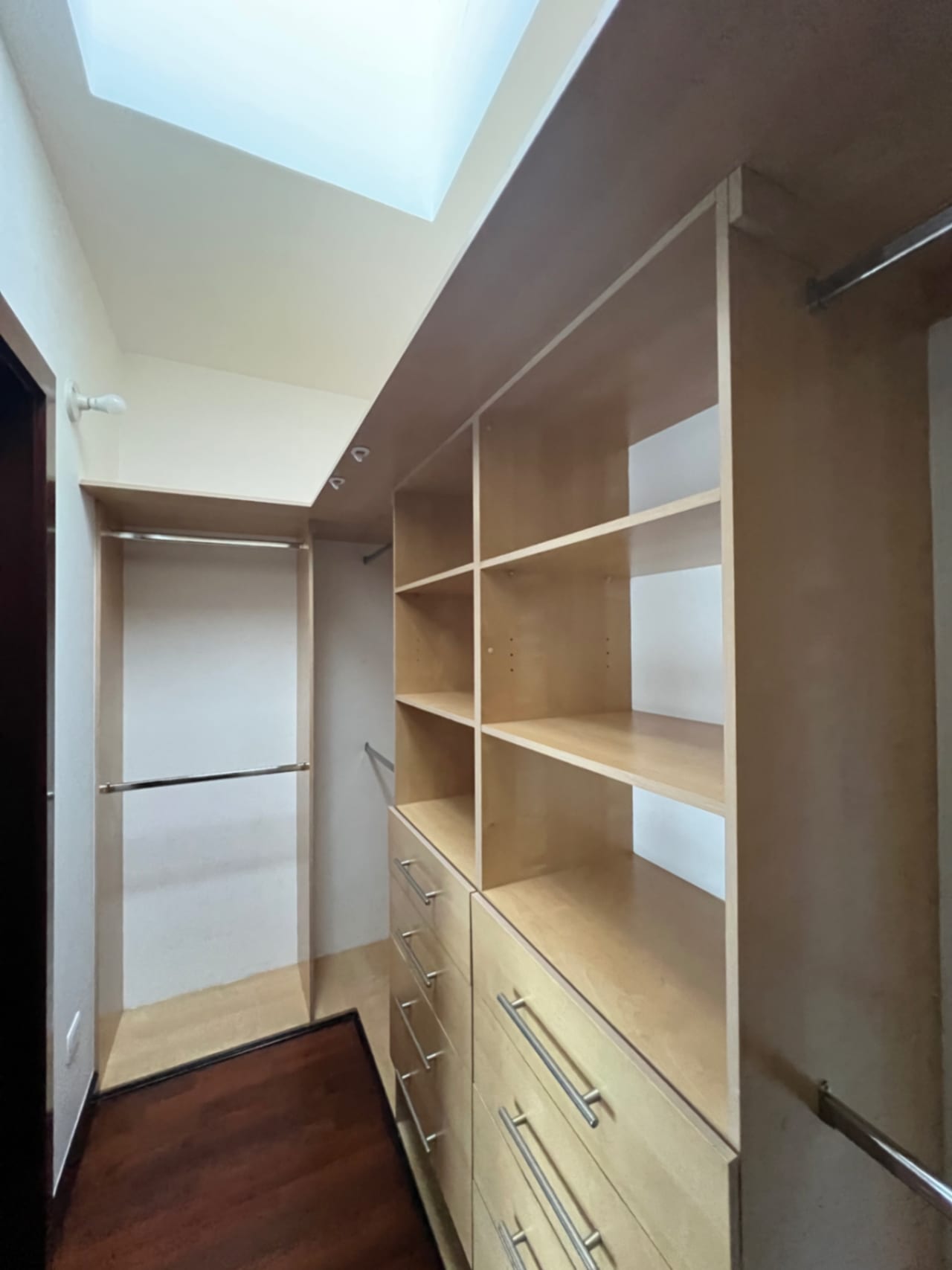 MUXBAL CASA VENTA DENTRO DE CONDOMINIO PRIVADO, 3 DORMITORIOS, SALÓN DE JUEGOS CON SALIDA A JARDÍN Y BAÑOS COMPLETOS, 365 MTS2, 2 PARQUEOS, 3 DIFERENTES ACCESOS, $580,000 DÓLARES — Casa en Venta en Muxbal, Guatemala, Ciudad — foto 14 de 14