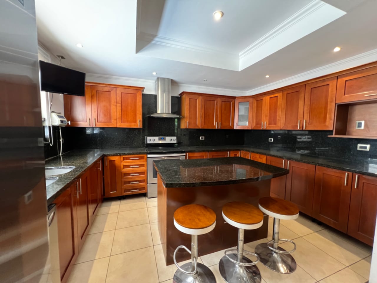 CASA RENTA ZONA 10, OAKLAND , 4 DESNIVELES, 3 DORMITORIOS , CONDOMINIO PRIVADO CON GARITA. $2,500 + IVA — Casa en Alquiler en Zona 10, Guatemala, Ciudad — foto 12 de 17