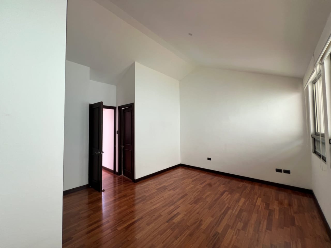 CASA RENTA ZONA 10, OAKLAND , 4 DESNIVELES, 3 DORMITORIOS , CONDOMINIO PRIVADO CON GARITA. $2,500 + IVA — Casa en Alquiler en Zona 10, Guatemala, Ciudad — foto 17 de 17
