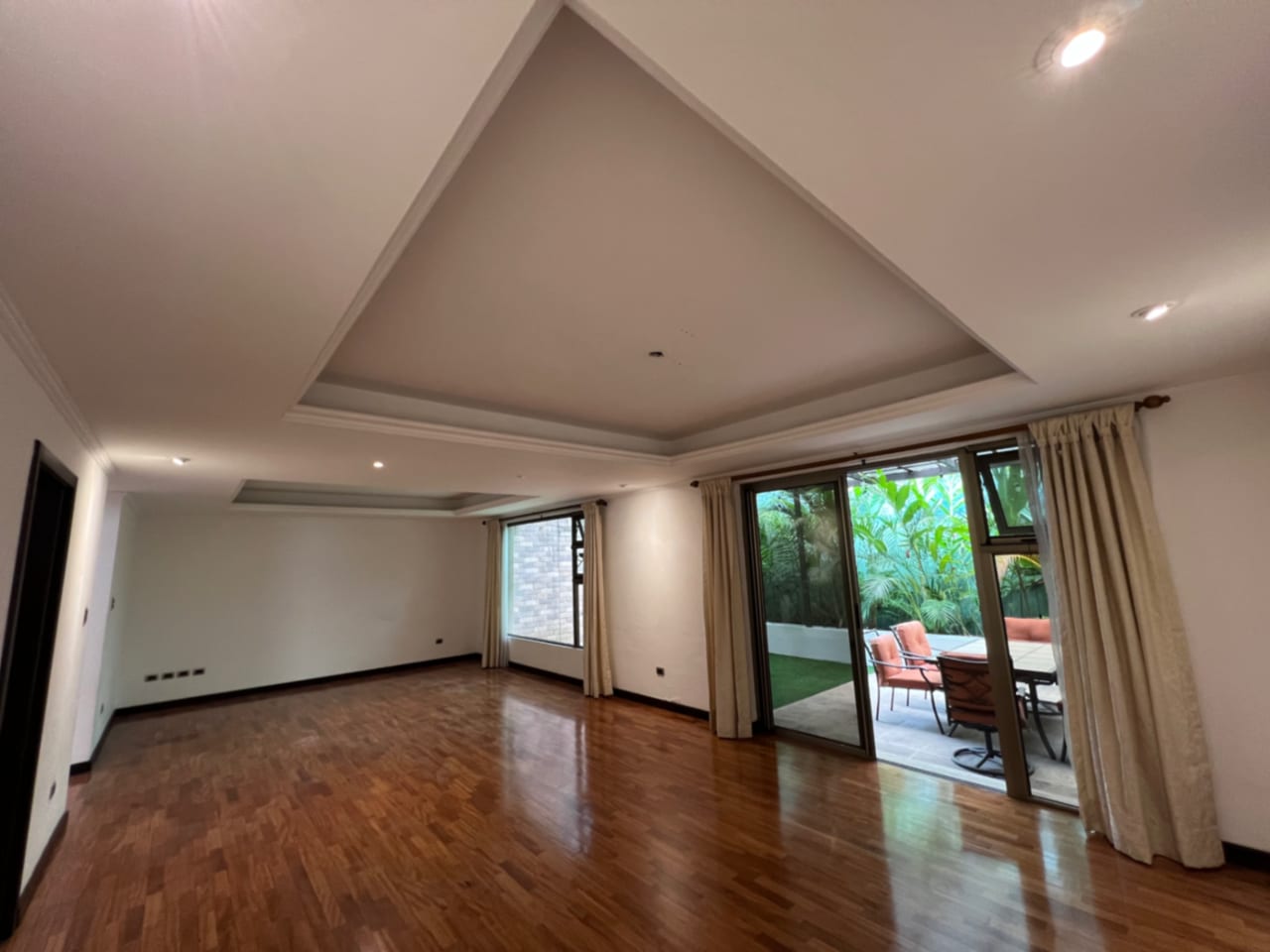 OAKLAND ZONA 10, CASA RENTA 370 MTS2, 3 DORMITORIOS, SALA FAMILIAR, DORMITORIO DE SERVICIO, CONDOMINIO PRIVADO, SE ACEPTAN SOLAMENTE MASCOTA PEQUEÑA, TIENE DESNIVELES $2,500 — Casa en Alquiler en Zona 10, Guatemala, Ciudad — foto 1 de 11