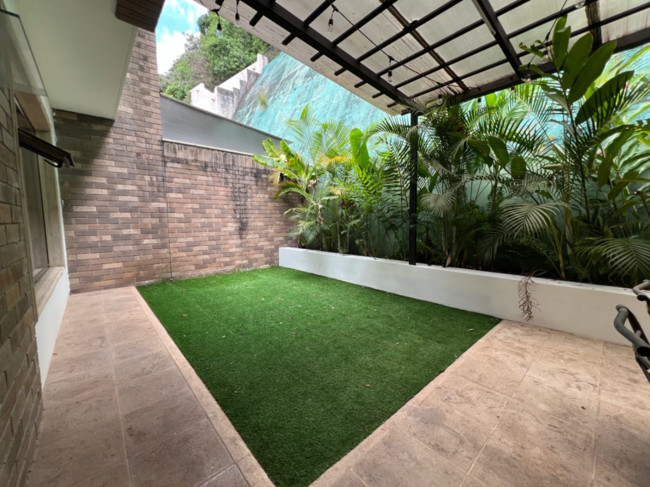 OAKLAND ZONA 10, CASA RENTA 370 MTS2, 3 DORMITORIOS, SALA FAMILIAR, DORMITORIO DE SERVICIO, CONDOMINIO PRIVADO, SE ACEPTAN SOLAMENTE MASCOTA PEQUEÑA, TIENE DESNIVELES $2,500 — Casa en Alquiler en Zona 10, Guatemala, Ciudad — foto 2 de 11