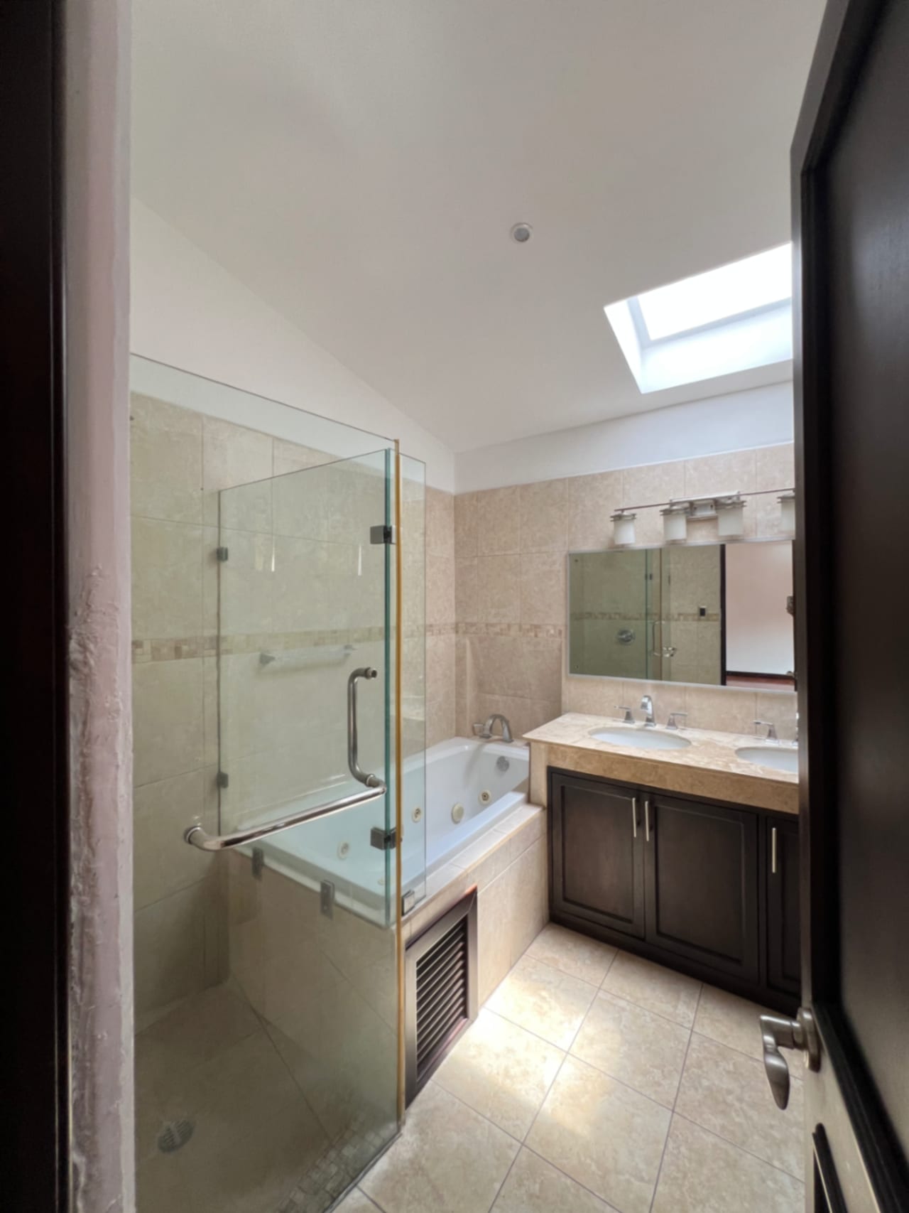 OAKLAND ZONA 10, CASA RENTA 370 MTS2, 3 DORMITORIOS, SALA FAMILIAR, DORMITORIO DE SERVICIO, CONDOMINIO PRIVADO, SE ACEPTAN SOLAMENTE MASCOTA PEQUEÑA, TIENE DESNIVELES $2,500 — Casa en Alquiler en Zona 10, Guatemala, Ciudad — foto 4 de 11