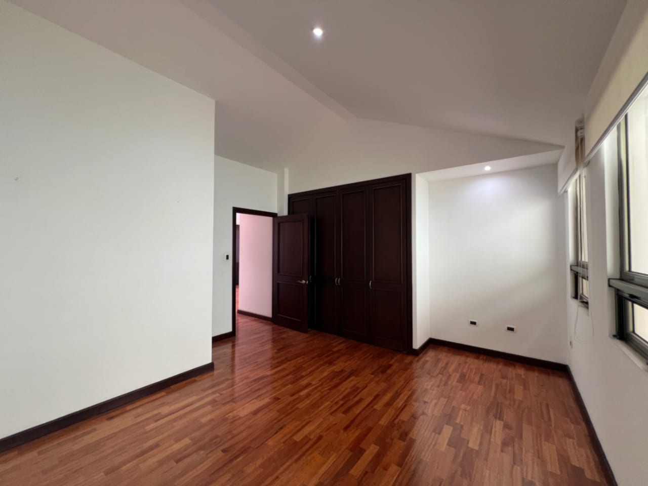 OAKLAND ZONA 10, CASA RENTA 370 MTS2, 3 DORMITORIOS, SALA FAMILIAR, DORMITORIO DE SERVICIO, CONDOMINIO PRIVADO, SE ACEPTAN SOLAMENTE MASCOTA PEQUEÑA, TIENE DESNIVELES $2,500 — Casa en Alquiler en Zona 10, Guatemala, Ciudad — foto 7 de 11