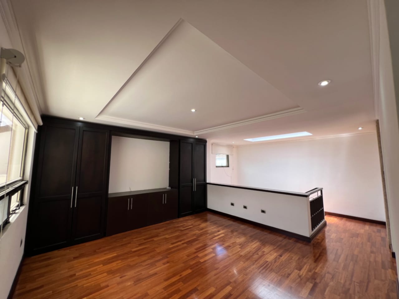 OAKLAND ZONA 10, CASA RENTA 370 MTS2, 3 DORMITORIOS, SALA FAMILIAR, DORMITORIO DE SERVICIO, CONDOMINIO PRIVADO, SE ACEPTAN SOLAMENTE MASCOTA PEQUEÑA, TIENE DESNIVELES $2,500 — Casa en Alquiler en Zona 10, Guatemala, Ciudad — foto 8 de 11