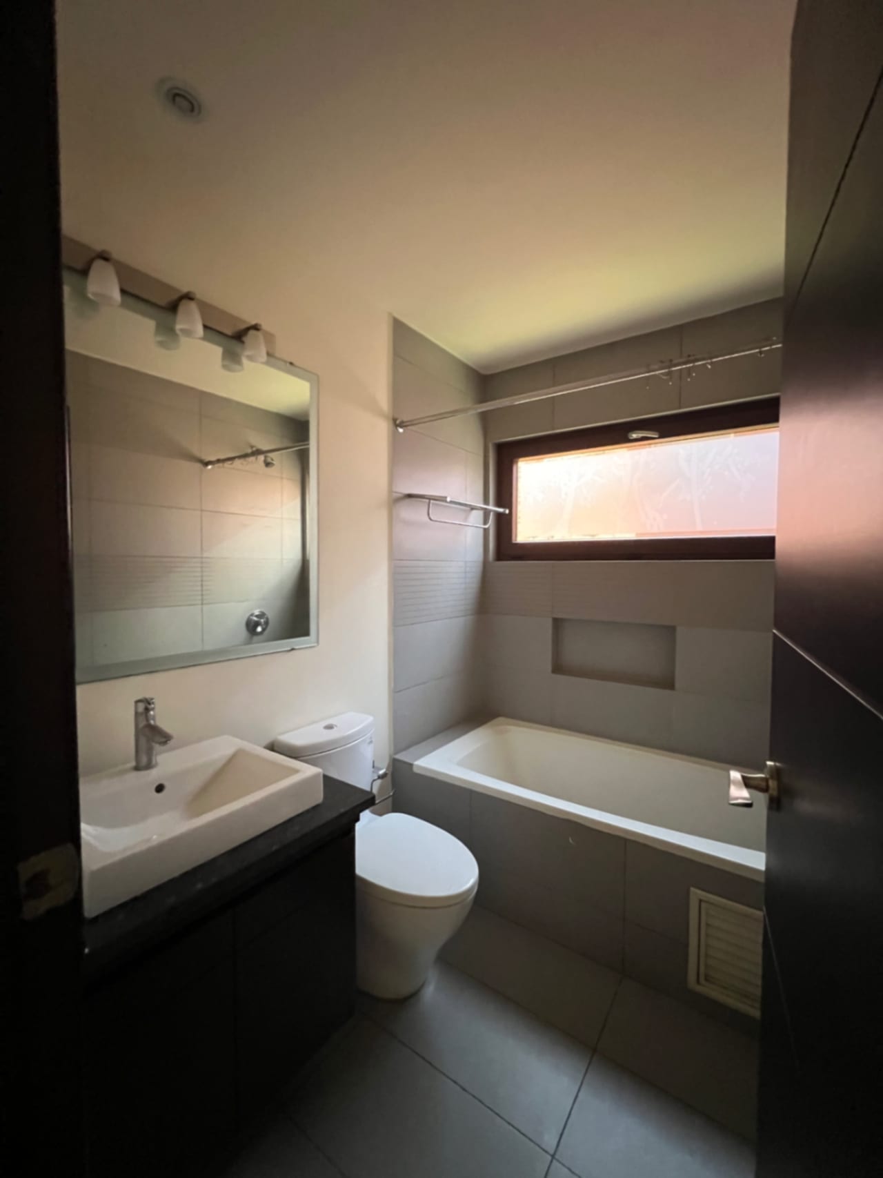 CASA RENTA CONDOMINIO EXCLUSIVO LA JOYA ZONA 10, 430 MTS2, 4 DORMITORIOS $4,500 DÓLARES MÁS IVA — Casa en Alquiler en Zona 10, Guatemala, Ciudad — foto 8 de 17