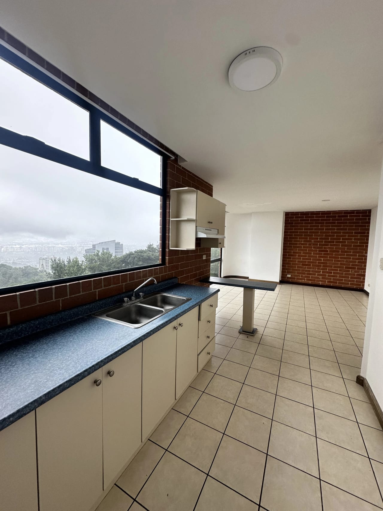 VISTA DESD COCINA — apartamento por solo $125,000 — Apartamento en Venta en Monte bello, Carretera a El Salvador, Guatemala, Ciudad — foto 7 de 8