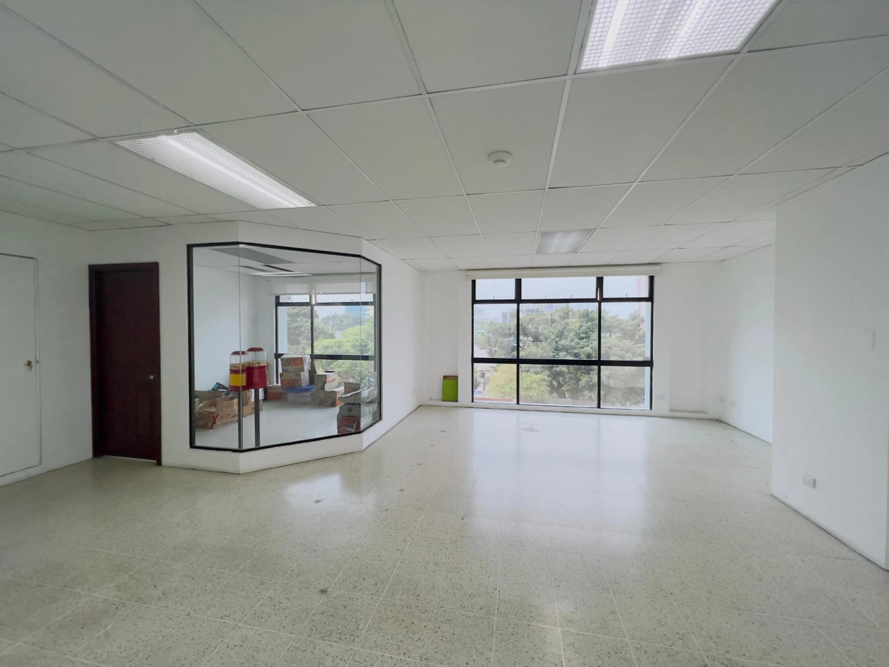 Vendo oficina en Plaza Corporastiva zona 9 — Oficina en Venta en Zona 9, Guatemala, Ciudad — foto 3 de 9